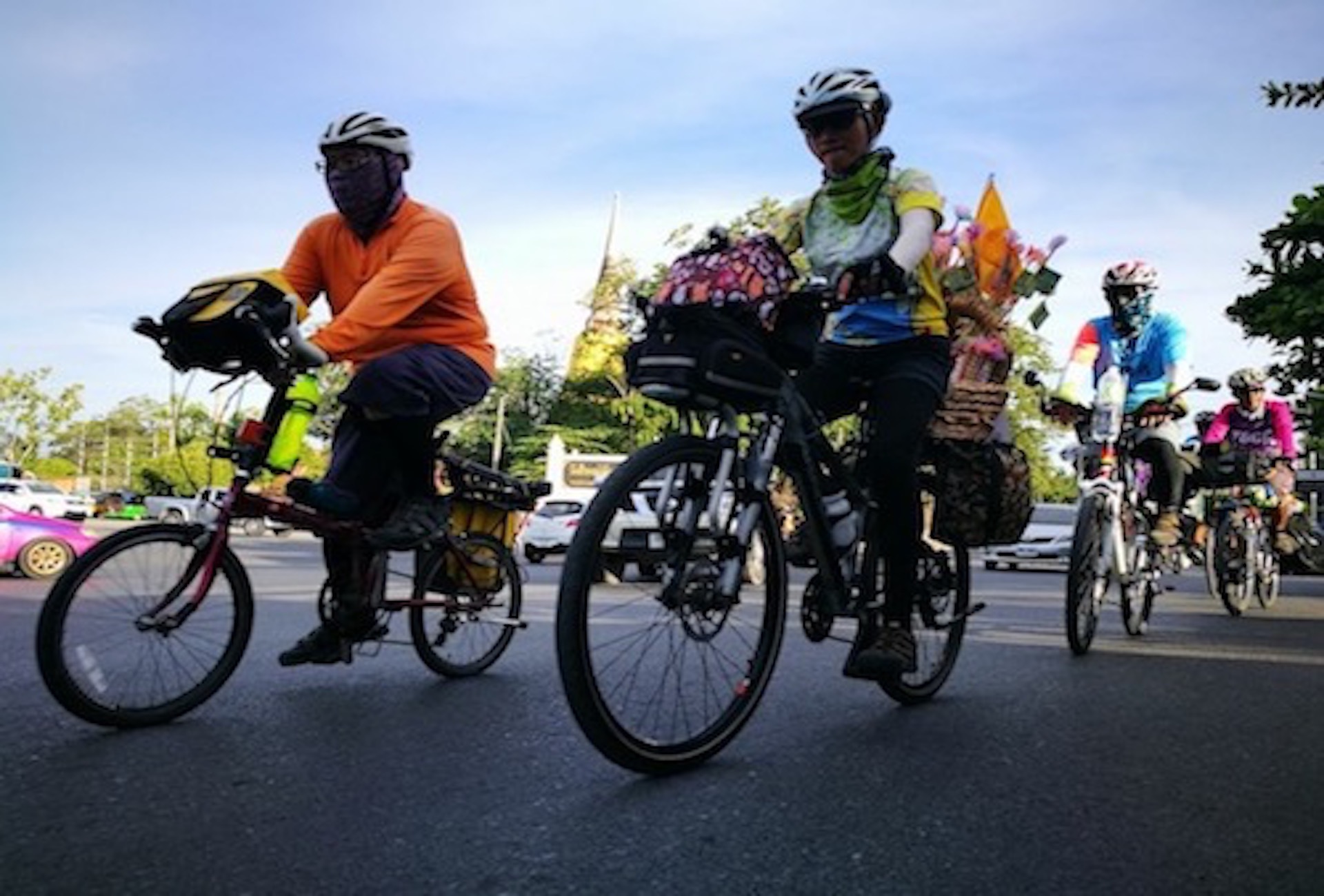 คลุกฝุ่น Cycling Club ปั่นจักรยานไปถวายผ้าป่าที่วัดพระบาทนำ้พุ
