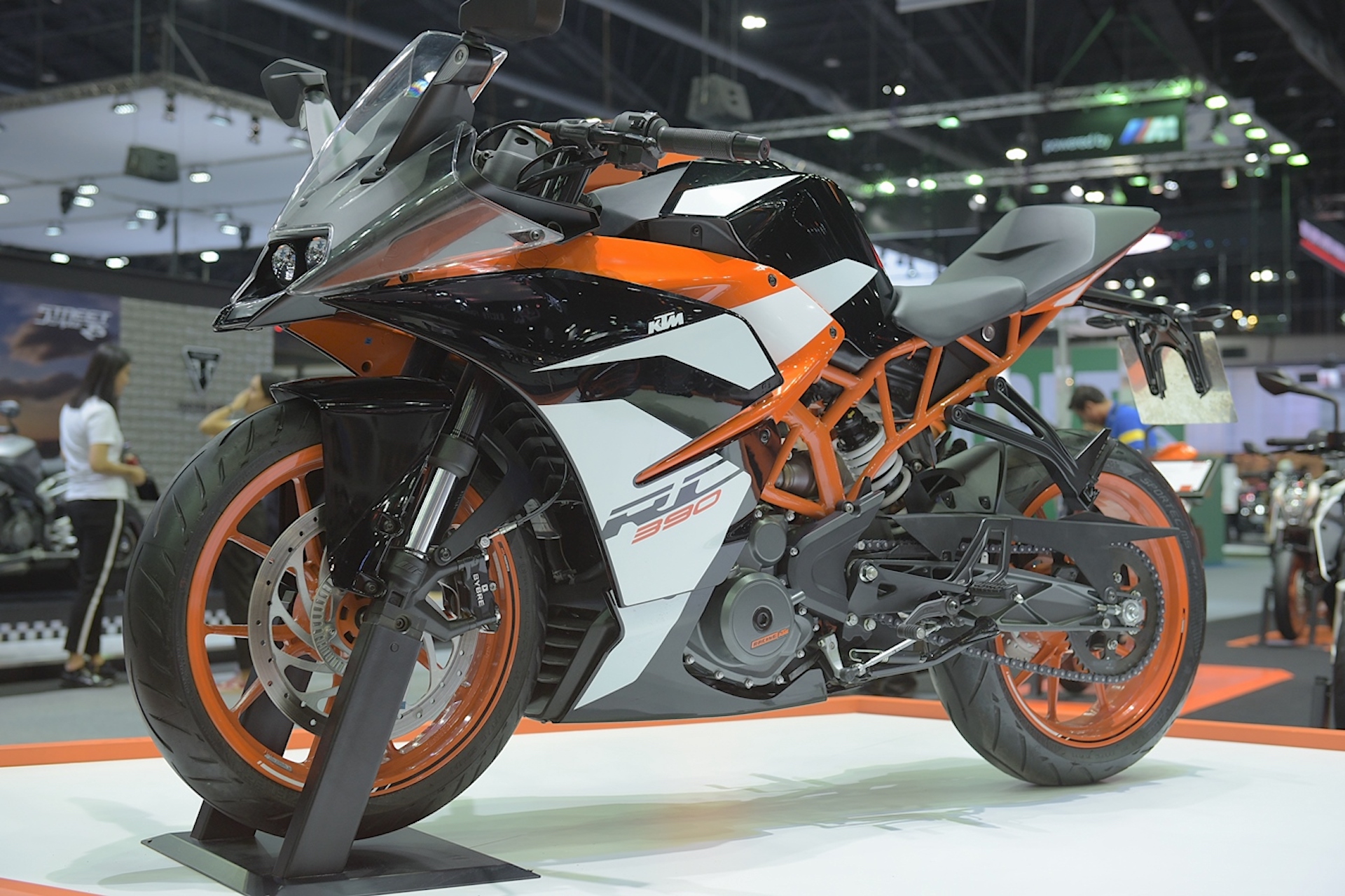 KTM เร่งเครื่องกระหึ่มส่งบิ๊กไบค์สายแข่ง “KTM RC 390” ลงมอเตอร์เอ็กซ์โป 2017
พร้อมเผยโฉมอย่างเป็นทางการกับ “KTM 390 DUKE” โฉมใหม่