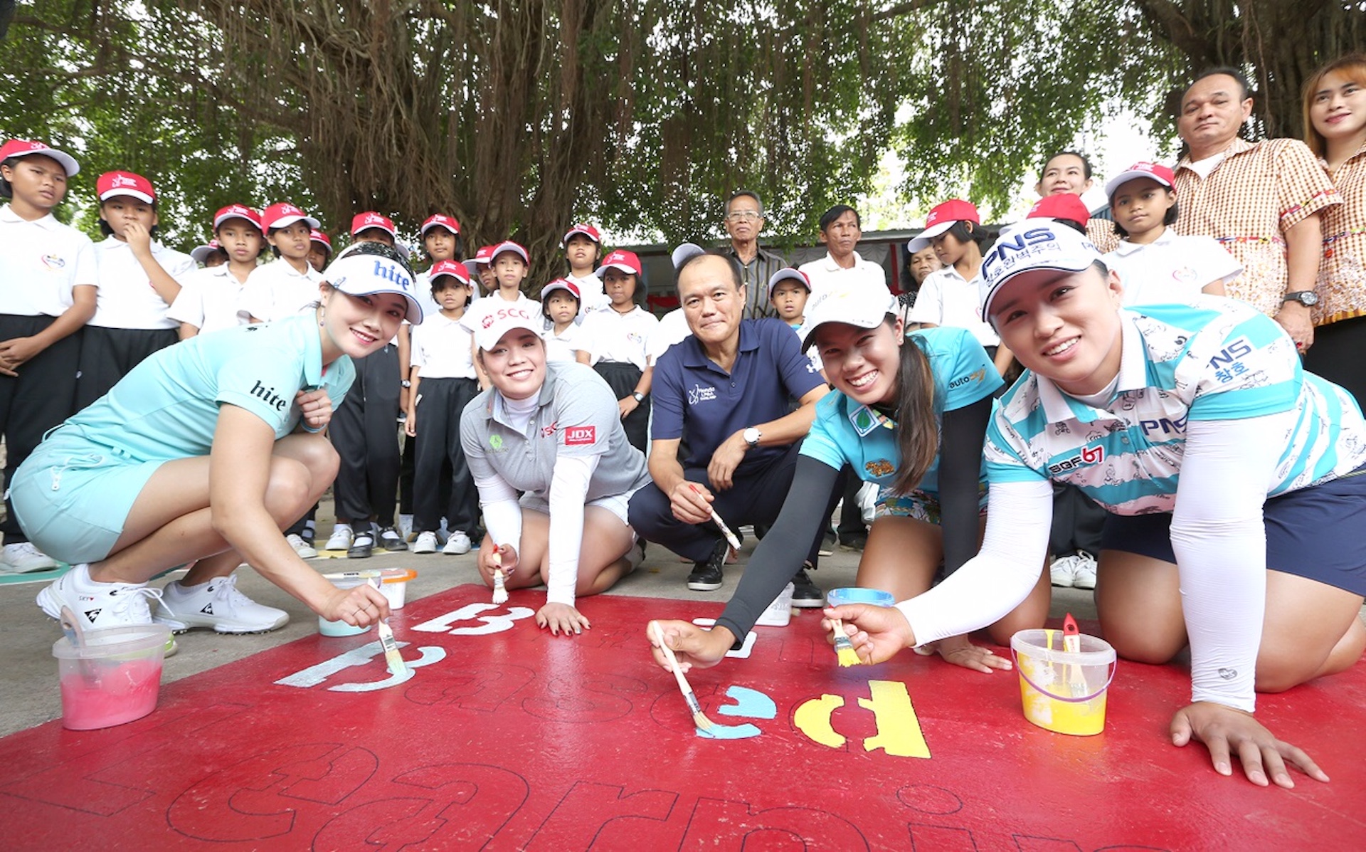 4 โปรกอล์ฟสาวร่วมทาสีปรับปรุงสนามเด็กเล่น  BBL พร้อมมอบอุปกรณ์กีฬา และทุนอาหารกลางวันในกิจกรรมเพื่อสังคมกับ ฮอนด้า แอลพีจีเอ ไทยแลนด์ 2018